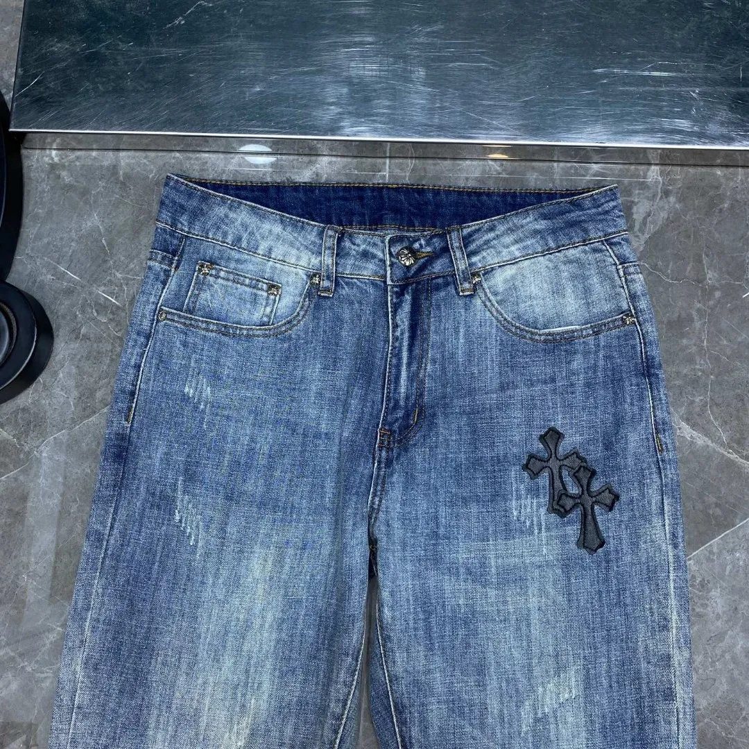 P256 Chrome Hearts🌸Jeans are here🌸 Classic version series, versatile style, exclusive custom-woven and dyed 100% pure cotton high-weight denim fabric, high-tech washing! After the pants are finished, do heavy enzyme stone washing and rinsing! ✨Heavy leather embroidery➕denim cat whiskers✨Original hardware mold opening! Carrying various craft elements, this season’s most classic denim trousers! Suitable for all kinds of outfits and can be worn in all seasons. Recommended color: dyed denim blue. Code numbers: S, M, L, XL